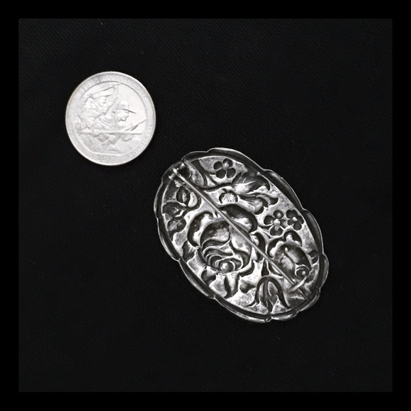 Antique silver repousse brooch - Picture 4 of 7